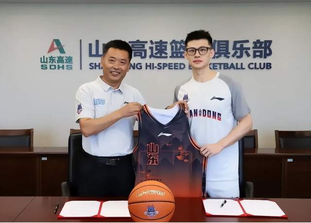正式官宣!王岚嵚终于回家了,签约山东,补强后场,合同长达4年