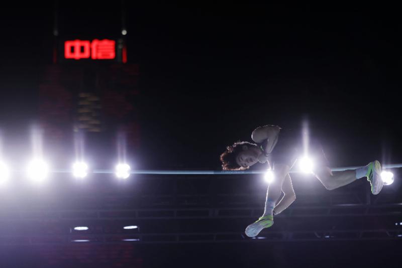 夜空下神仙打架!街头田径广州站撑竿跳高名将云集李晨洋夺冠